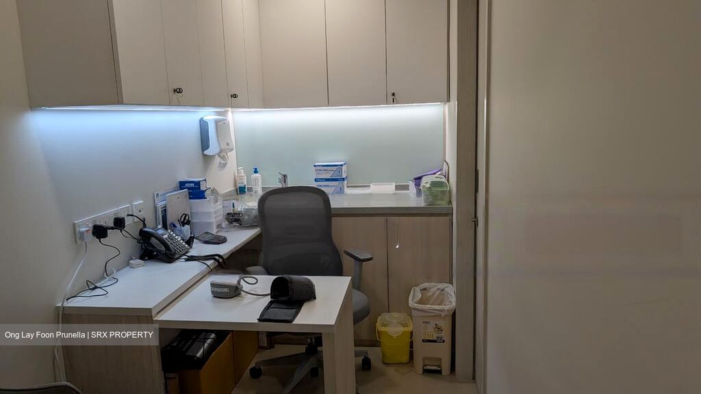 Mount Elizabeth Hospital (D9), Retail #580629261